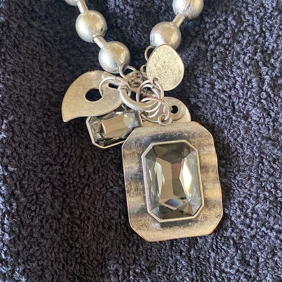 Metal charm necklace - Picture 2 of 3